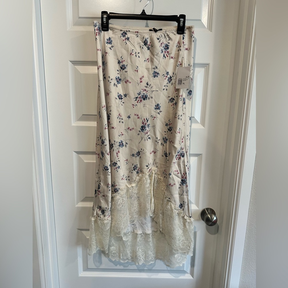 Forever 21 Floral Cream Skirt with Lace Trim - NWT